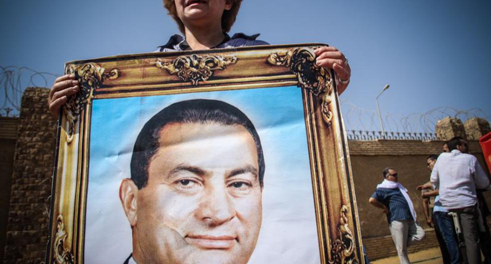 Adeptos a Mubarak se reunieron a las afueras del tribunal para expresar su apoyo.  (Foto:  flickr.com/mosaaberising)