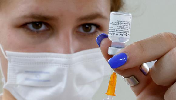 Enfermera de un hospital israelí preparando una dosis de la vacuna contra el coronavirus. (Foto: AFP)
