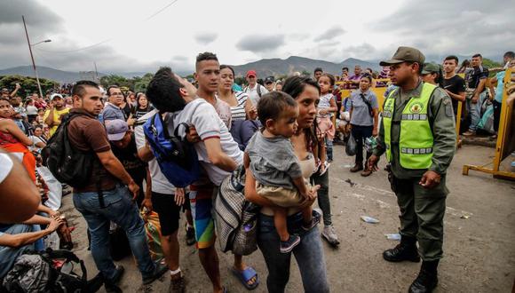 Venezuela: Migrantes rompen bloqueo de la Guardia Nacional Bolivariana en el Puente Internacional Simón Bolívar para  cruzar a Colombia. (AFP)