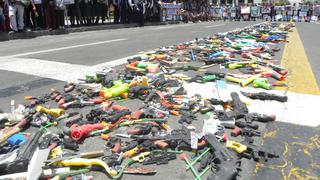Arequipa: destruyen media tonelada de juguetes bélicos [FOTOS]