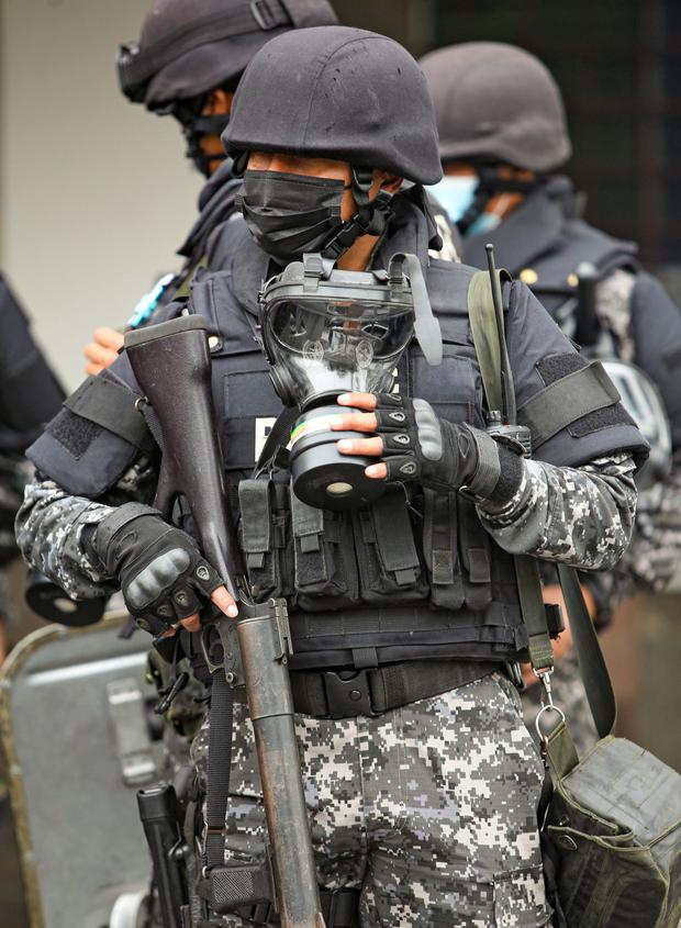 Fuerzas especiales policiales se desplegaron en los alrededores del Palacio Presidencial de Carondelet en Quito. (CRISTINA VEGA RHOR / AFP).