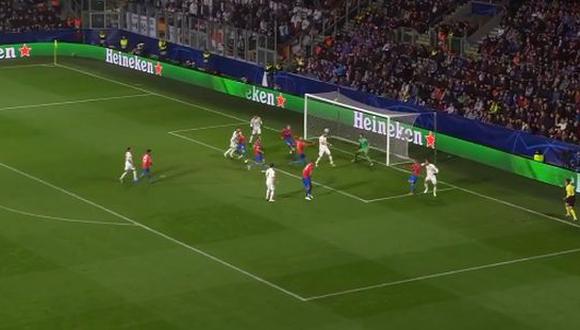 Karim Benzema se suspendió por los aires, conectó una pelota de cabeza y sacudió las redes del Viktoria Plzen, por la cuarta jornada de la Champions League. (Video: YouTube)