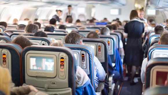 ¿Por qué las aerolíneas sobrevenden pasajes?