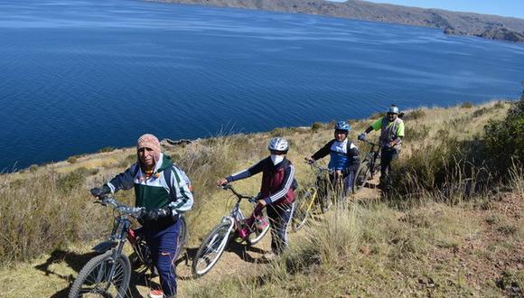 Por primera vez, un grupo de 18 ciclistas realizaron el recorrido en bicicletas por una ruta sinuosa que circunda la isla. (Foto: Carlos Fernández)