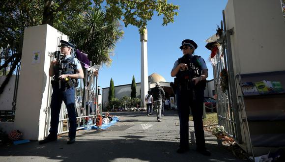 Una fotografía de archivo de la policía de Nueva Zelanda resguardando la mezquita donde ocurrió el ataque terrorista. (AFP)
