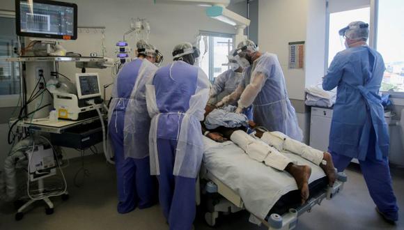 Trabajadores médicos atienden a un paciente en la unidad de cuidados intensivos (UCI) del Hospital das Clínicas en medio del brote de la enfermedad coronavirus (COVID-19), en Porto Alegre, Brasil. (Foto: REUTERS/Diego Vara).