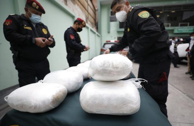 La Policía Nacional del Perú (PNP) detuvo esta tarde a dos personas que trasladaban 21 fardos de marihuana en el interior de un taxi. (FOTO:CÉSAR BUENO/@ PHOTO. GEC)