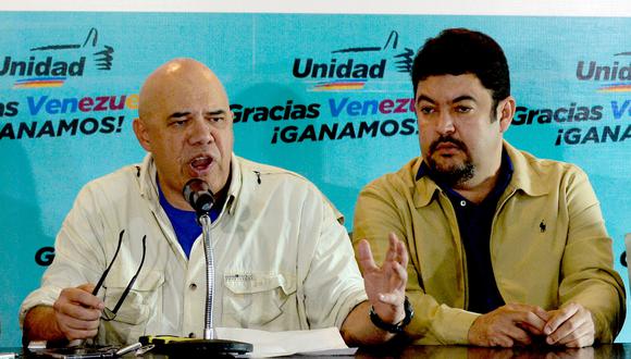Roberto Marrero (a la derecha), jefe de despacho de juan Guaidó, en una imagen del 8 de diciembre del 2015. (AFP).