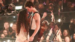Shawn Mendes y Camila Cabello se pusieron románticos en los MTV VMAs | FOTOS