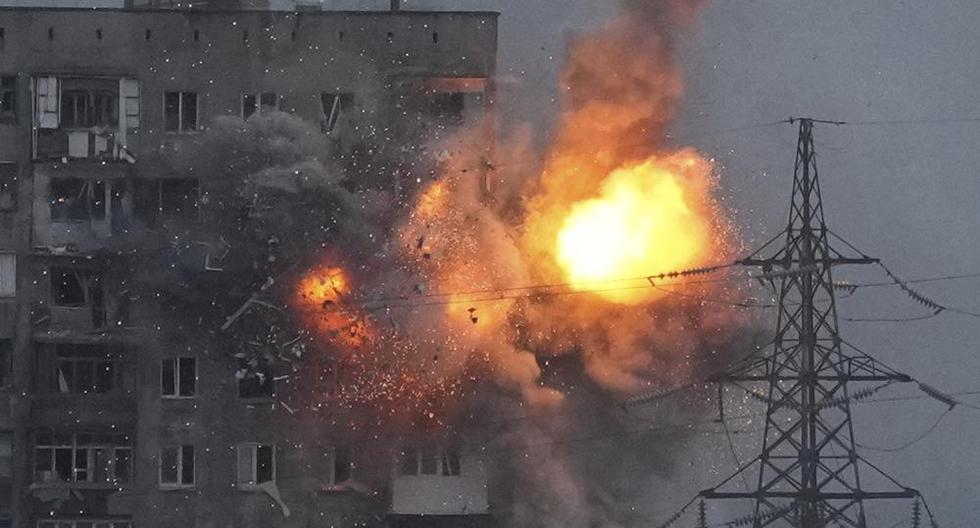 Una explosión en un edificio de apartamentos que fue atacado por un tanque del ejército de Rusia en Mariupol, Ucrania, el viernes 11 de marzo de 2022. (Foto AP/Evgeniy Maloletka).