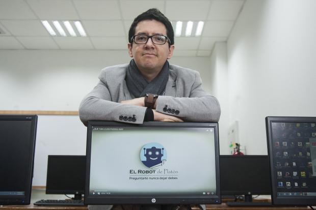 Aldo Bartra, de El Robot de Platón, participará en una charla donde hablará sobre los peligros de la información en línea. “Nos han impuesto las redes sociales, pero nadie nos ha enseñado a usarlas”, dice. (Foto: Eduardo Cavero / El Comercio)