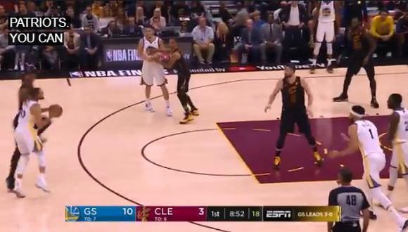 El base de los Golden State Warriors Stephen Curry quiso sacar la falta de tres con una extraña maniobra. No le cobraron la misma, pero su lanzamiento ingresó al aro de todas formas. (Foto: captura)