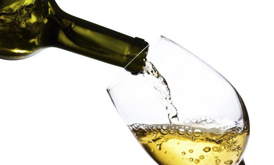Clos du Pigeonnier - Autour du Pigeonnier – 2015 (blanco): Un vino hecho a base de las cepas Chardonnay y Roussanne. Es ideal para aperitivos con quesos o con mariscos y para maridar con pescados. (Foto: Caudalia Wine Box)