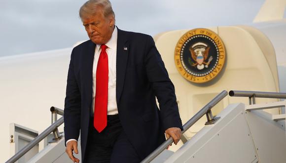 El presidente Donald Trump se baja de su avión en Morristown, Nueva Jersey el 24 de julio del 2020. (AP Photo/Patrick Semansky, File).