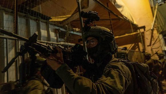 Soldados israelíes operando en la Franja de Gaza en medio de continuas batallas entre Israel y el grupo militante palestino Hamás, el 9 de abril de 2024. (Foto del Ejército israelí / AFP)