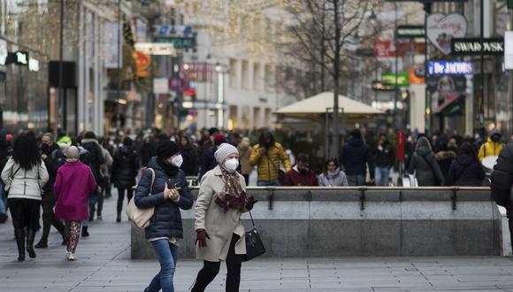 Gente usando mascarillas en las calles de Viena, Austria. (Foto: AP)