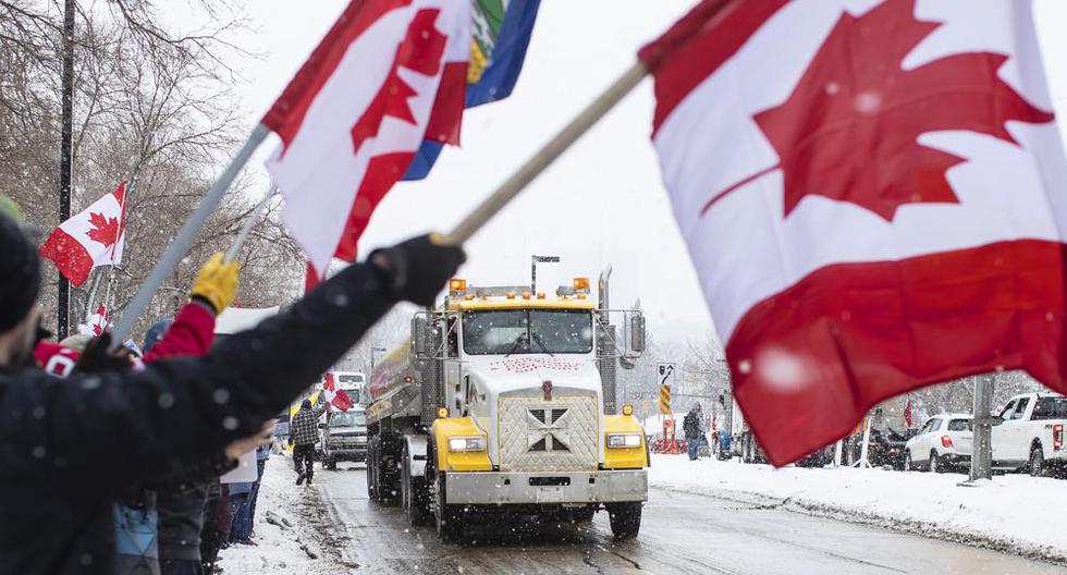 Ciudadanos de Canadá protestan en Ottawa contra las medidas sanitarias dictadas por las autoridades para frenar el coronavirus COVID-19. (Jason Franson/The Canadian Press vía AP).