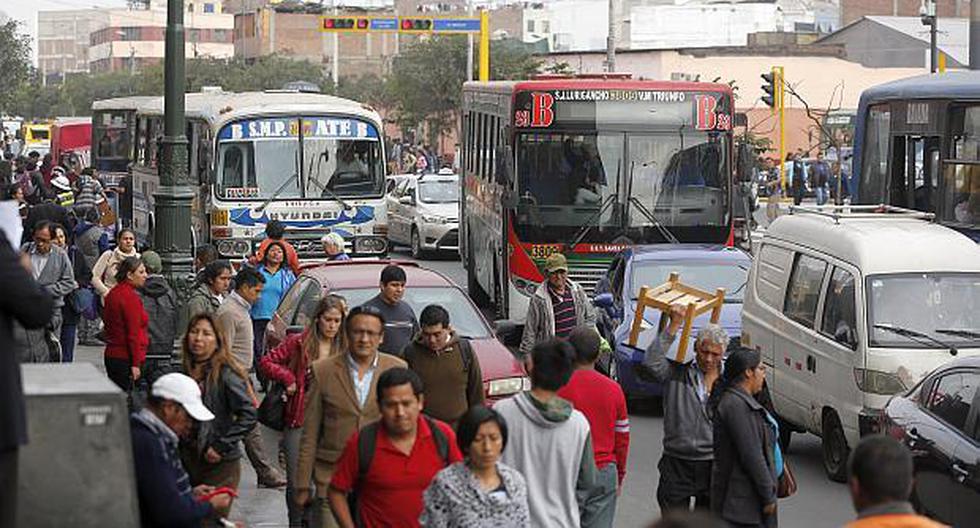 La congestión vehicular obliga a los limeños a salir más temprano para llegar a tiempo a sus destinos. (Foto: El Comercio)