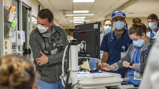 EE.UU. alcanza mínimo histórico de hospitalizaciones por coronavirus