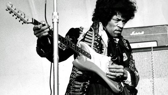 El cantante y guitarrista estadounidense Jimi Hendrix actúa en el escenario el 24 de mayo de 1967 en Grona Lund en Estocolmo, Suecia. (Foto de varios medios / AFP)