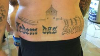 El político alemán condenado por mostrar su tatuaje nazi