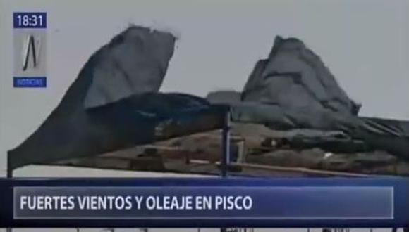Así también se ha presentado un fuerte oleaje, por lo que la Capitanía de Puertos ha dispuesto la suspensión de actividades en el mar. (Foto: captura de video)