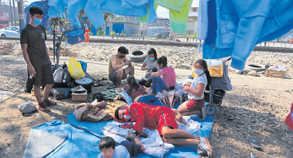 Los caminantes recorren la mayor cantidad de kilómetros posible en las mañanas y por momentos descansan junto a las vías. Esta foto se tomó ayer en la Carretera Central. (Foto: Hugo Curotto)