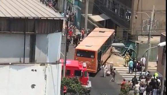 Ambas unidades chocan de manera violenta y el bus termina empotrado contra un edificio. Lamentablemente una joven que transitaba por esta vía termina arrollada por el ómnibus. (Canal N)