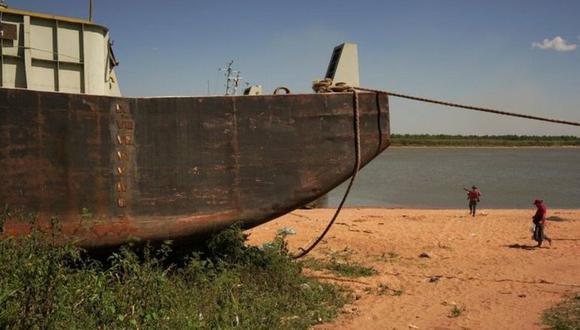 El río Paraguay, que discurre fugazmente por Bolivia, atraviesa Paraguay y desagua en el Paraná, también presente niveles históricamente bajos. (REUTERS).