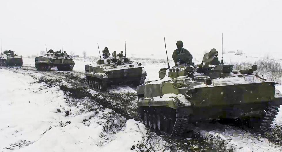 Un vehículo militar ruso se mueve durante un ejercicio militar en un campo de entrenamiento en la región de Rostov, en medio de las tensiones con Ucrania. La imagen es de fines de enero. (Foto: AP)