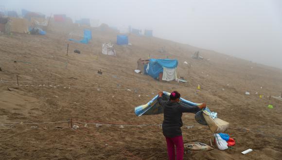 Ciudadanos que invadieron Lomo de Corvina, pasaron la noche más fría del mes con 100% de humedad. Entre sus pedidos, reclaman la ayuda del Ministerio de Vivienda. (Foto: Hugo Curotto / GEC)