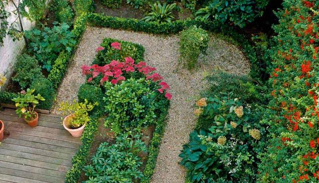 Decora los jardines con piedras y elementos naturales. Usa canto rodado, piezas en madera y plantea una iluminación cálida, para que fluya una buena energía. (Foto de Getty Images)
