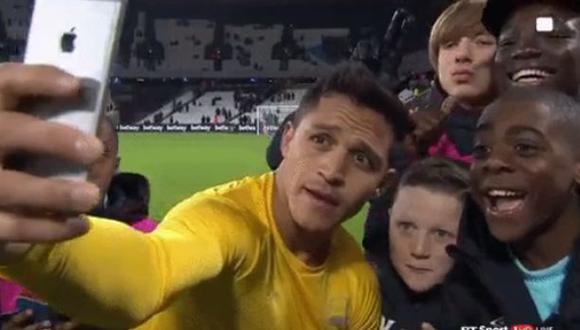 Alexis Sánchez y el divertido selfie con niños del West Ham