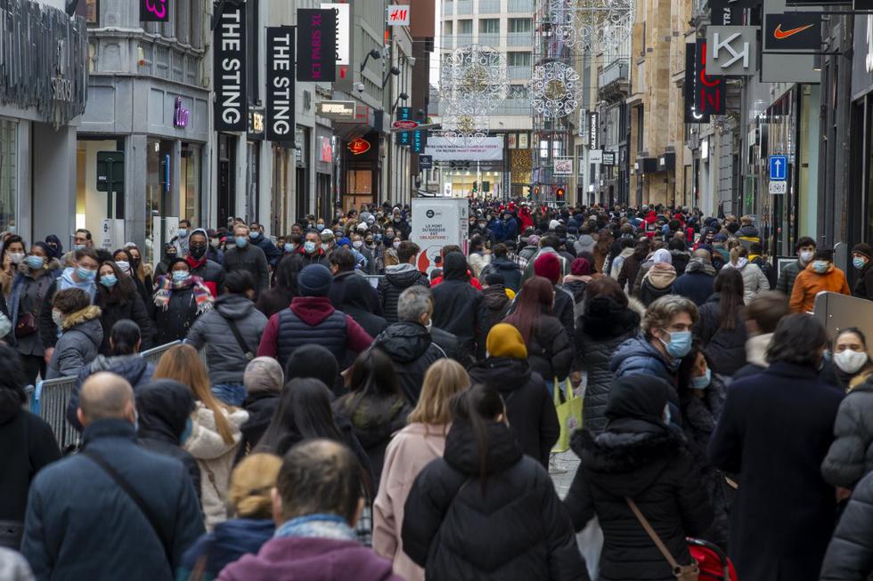 La gente camina en la principal calle comercial de Bruselas, el pasado 5 de diciembre de 2020, cuando las tiendas que venden productos no esenciales reabrieron. Bélgica sigue con toque de queda nocturno, limitación de los contactos sociales, teletrabajo obligatorio, y con la hostelería, el ocio y el grueso de la cultura cerrados. (NICOLAS MAETERLINCK / Belga / AFP)
