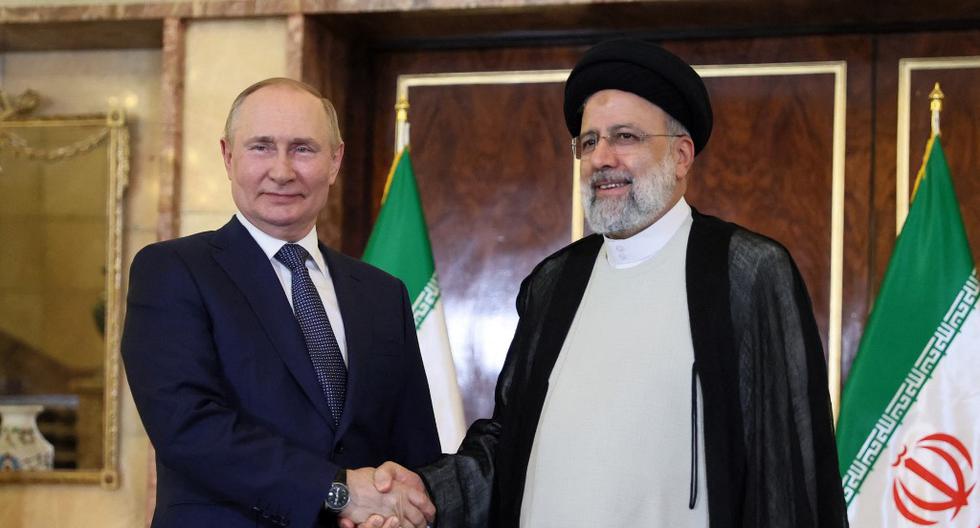Los presidentes de Rusia e Irán, Vladimir Putin y Ebrahim Raisí, se dan la mano durante la visita del líder del Kremlin a Teherán en julio de este año. En dicho encuentro, del que también participó el presidente de Turquía, los jefes de gobierno debatieron la estrategia a seguir en Siria.