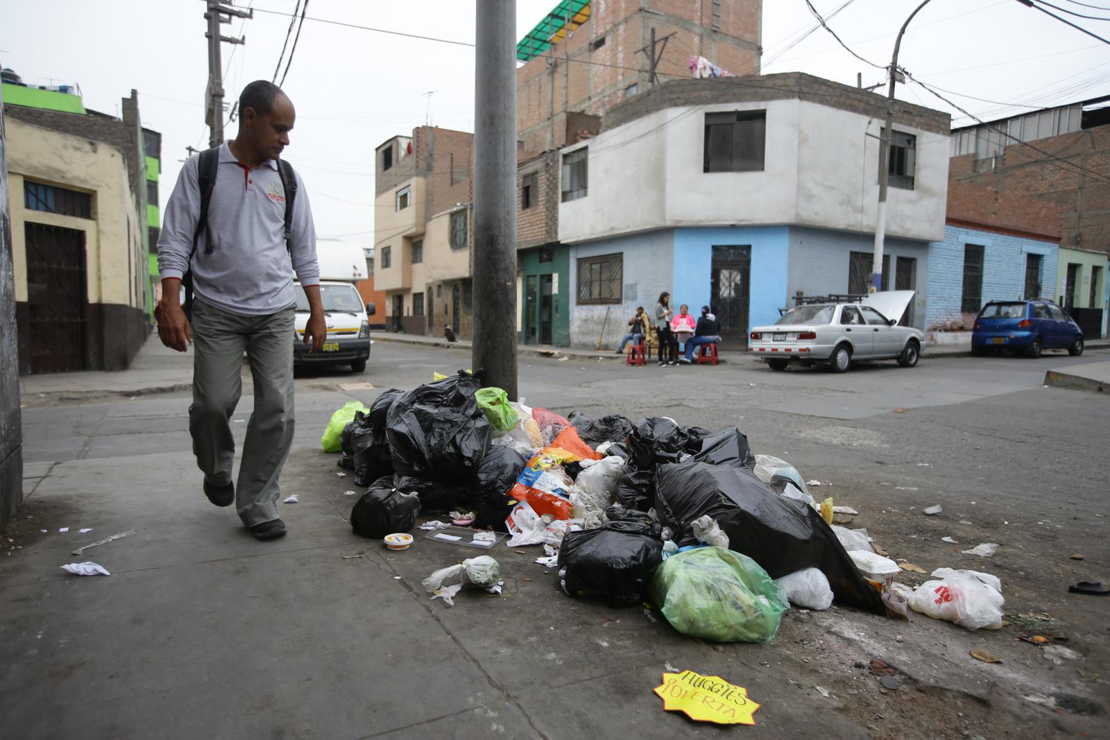 En el Rímac se recogen 200 toneladas de basura al día. Aún así existen 7 puntos críticos de acumulación de la basura, de acuerdo con la OEFA. (Foto: Jesús Saucedo/El Comercio).