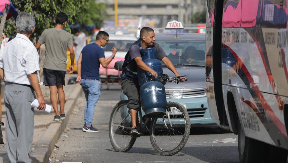 Transporte de balones de gas en vehículos menores (Foto: Alonso Chero/El Comercio).