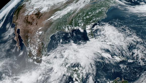 Esta imagen satelital de la Administración Nacional Oceánica y Atmosférica (NOAA) de RAMMB muestra el huracán Agatha sobre México a las 21H20 UTC del 31 de mayo de 2022. (Foto de RAMMB/NOAA/NESDIS / AFP)