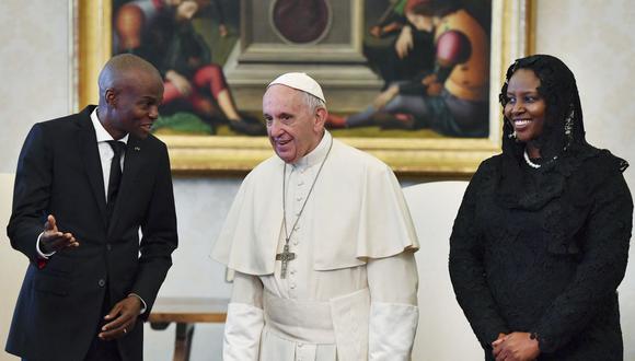 En esta foto de archivo, el Papa Francisco (centro) escucha al presidente haitiano Jovenel Moise (izquierda) mientras su esposa Martine Moise sonríe, durante una audiencia privada, el 26 de enero de 2018, en el Vaticano. (ALBERTO PIZZOLI / AFP).