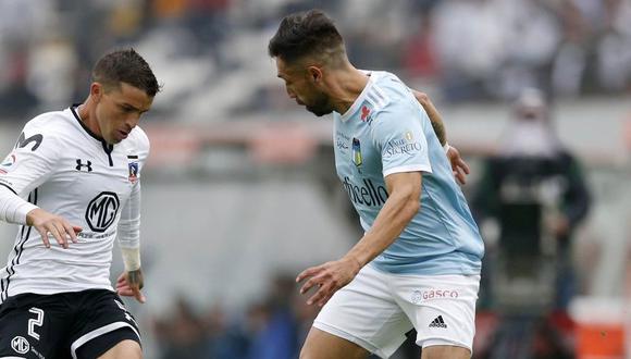 Gabriel Costa enfrentando a un futbolista rival. (Foto: La Tercera)