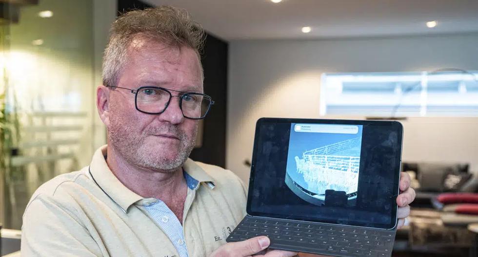 Arthur Loibl, uno de los primeros clientes de la compañía de sumergibles Oceangate, sostiene una foto del Titanic, en Straubing, Alemania, el miércoles 21 de junio de 2023. (Armin Weigel/dpa vía AP).