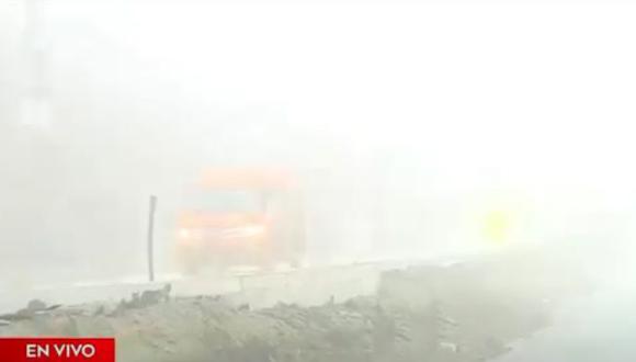 Vecinos de la octava zona de Collique en Comas advierten sobre escasa visibilidad en Pasamayito en época de invierno debido a densa neblina. (Foto: Captura América Noticias)