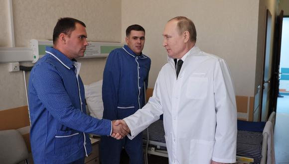 Presidente de Rusia, Vladimir Putin, visitando a los heridos.. (Mikhail METZEL / SPUTNIK / AFP)