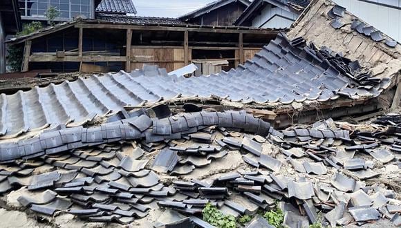 Una vista del techo derrumbado de una casa después de que un terremoto de magnitud 6.5 golpeó Suzu, Prefectura de Ishikawa, Japón central el 05 de mayo de 2023. Una persona murió y 23 resultaron heridas, dijeron los servicios de rescate. La Agencia Meteorológica de Japón no emitió alerta de tsunami. (Terremoto/sismo, Japón) EFE/EPA/JIJI PRESS JAPAN OUT / SOLO USO EDITORIAL