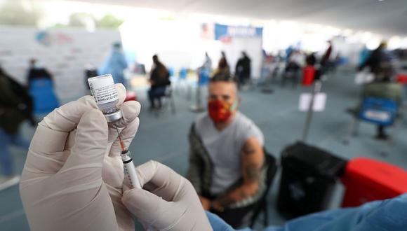 Un encargado de salud prepara una vacuna de Pfizer contra el COVID-19 en centro de vacunación de Lima. (Archivo / Alessandro Currarino / GEC)