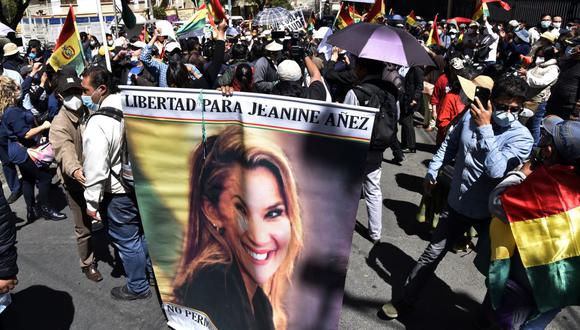Personas marchan en apoyo de la ex presidenta interina de Bolivia (2019-2020) Jeanine Añez frente a la prisión de mujeres en La Paz, el 25 de agosto de 2021, donde se encuentra detenida. (AIZAR RALDES / AFP).
