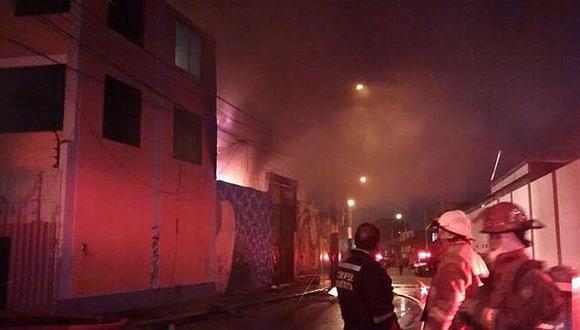 Incendio destruyó almacén de colchones en Chorrillos