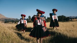 La marca peruana que recuperó el arte del bordado en las artesanas de Chinchero