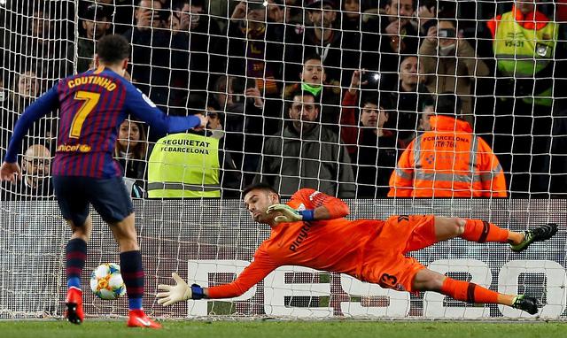 Barcelona vs. Sevilla: Coutinho anotó el 1-0 tras polémico penal contra Messi. (Foto: AFP/Reuters/EFE)