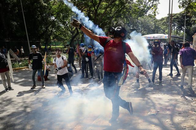 La marcha estudiantil pretendía acercarse a la principal autopista de Caracas, un lugar donde se han registrado numerosas protestas contra el chavismo gobernante en los últimos años y donde han muerto decenas de manifestantes en esos conflictos. (Foto: EFE)